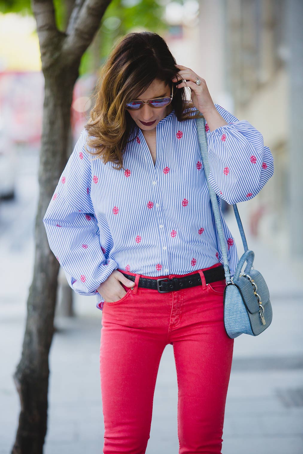 How to wear red jeans by Chic Journal blog