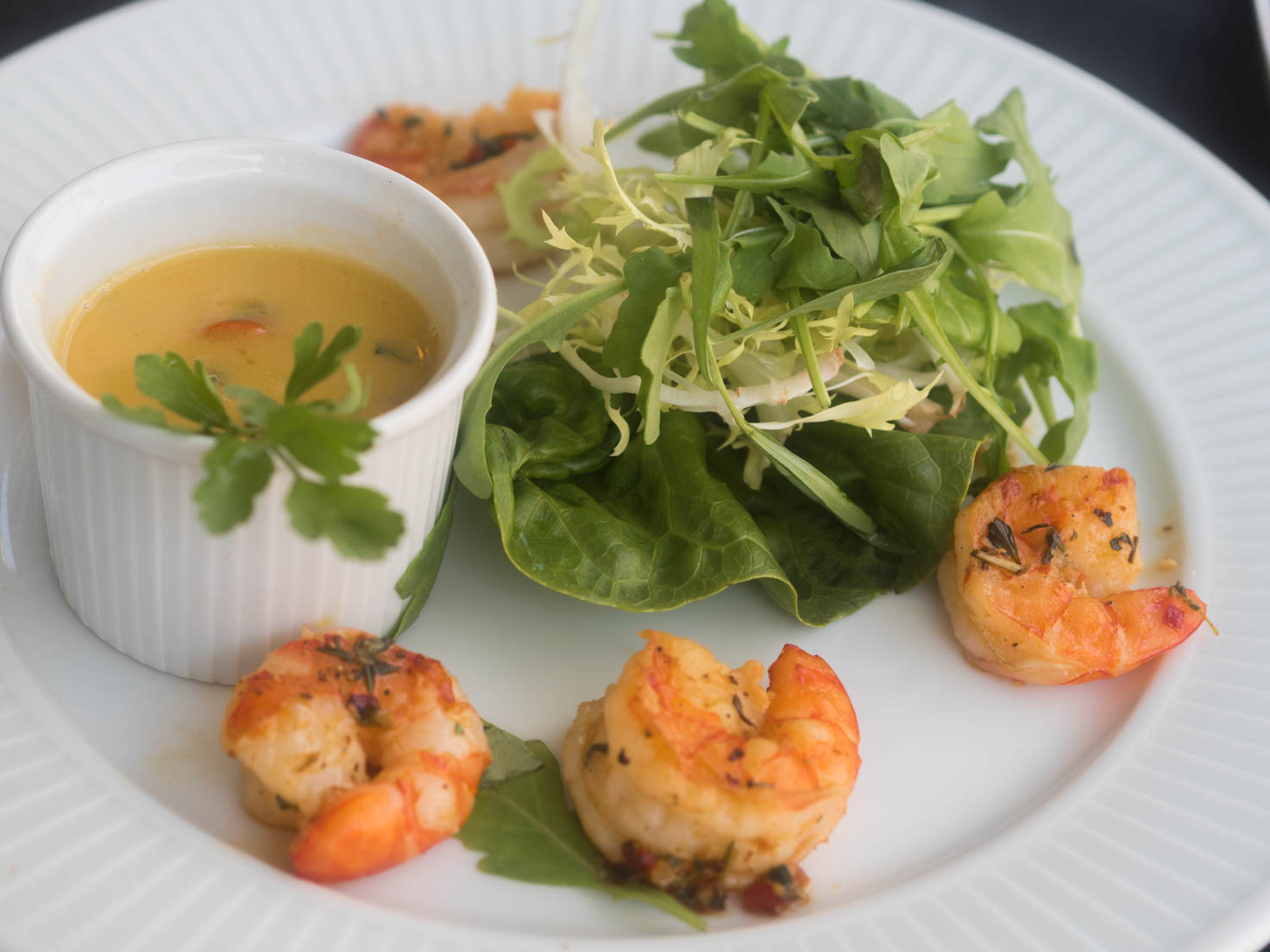 Grilled prawns with green salad and mustard and lemon dressing