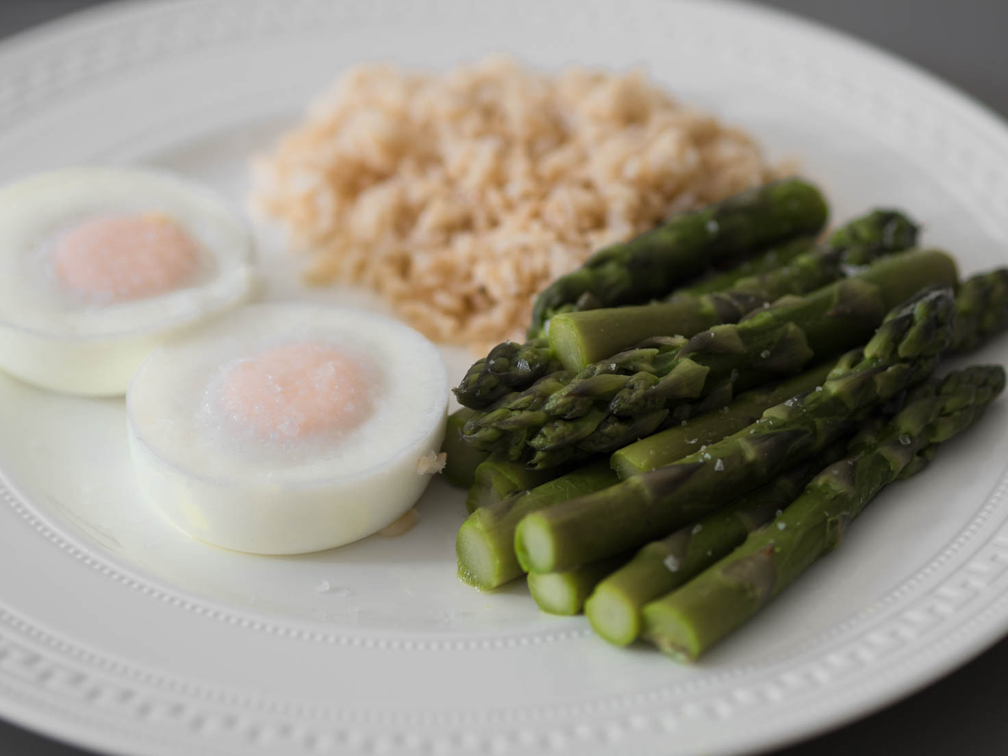 Poached eggs with asparagus and wholegrain rice