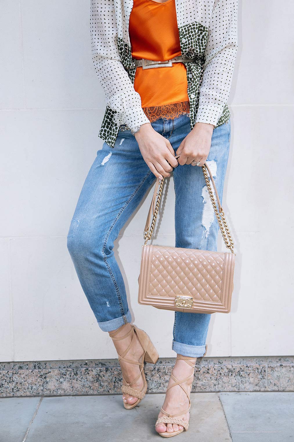 Chic outfit with boyfriend jeans