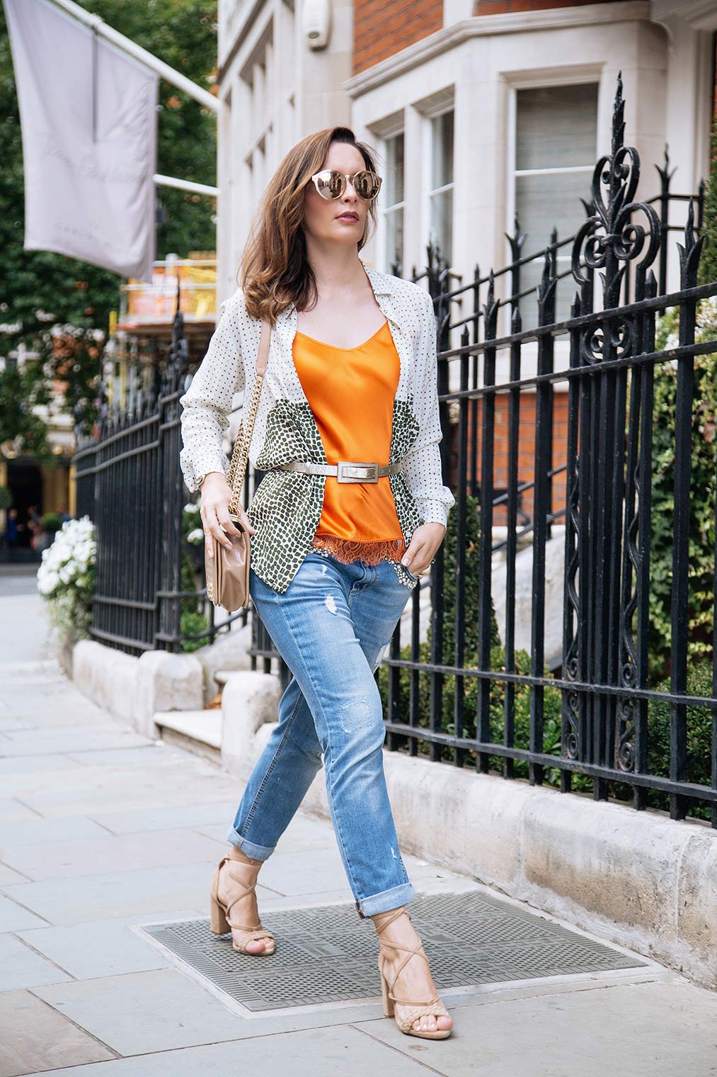 How to create chic outfit with boyfriend jeans
