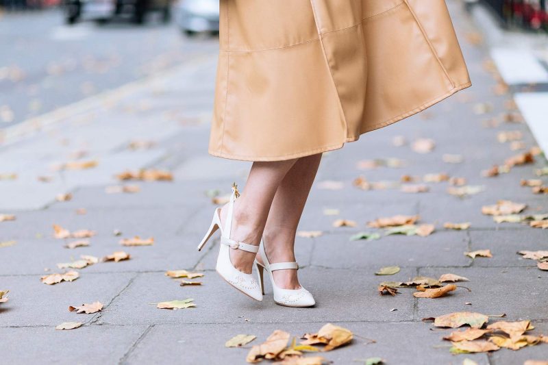 What are the best colours to wear with beige skirt