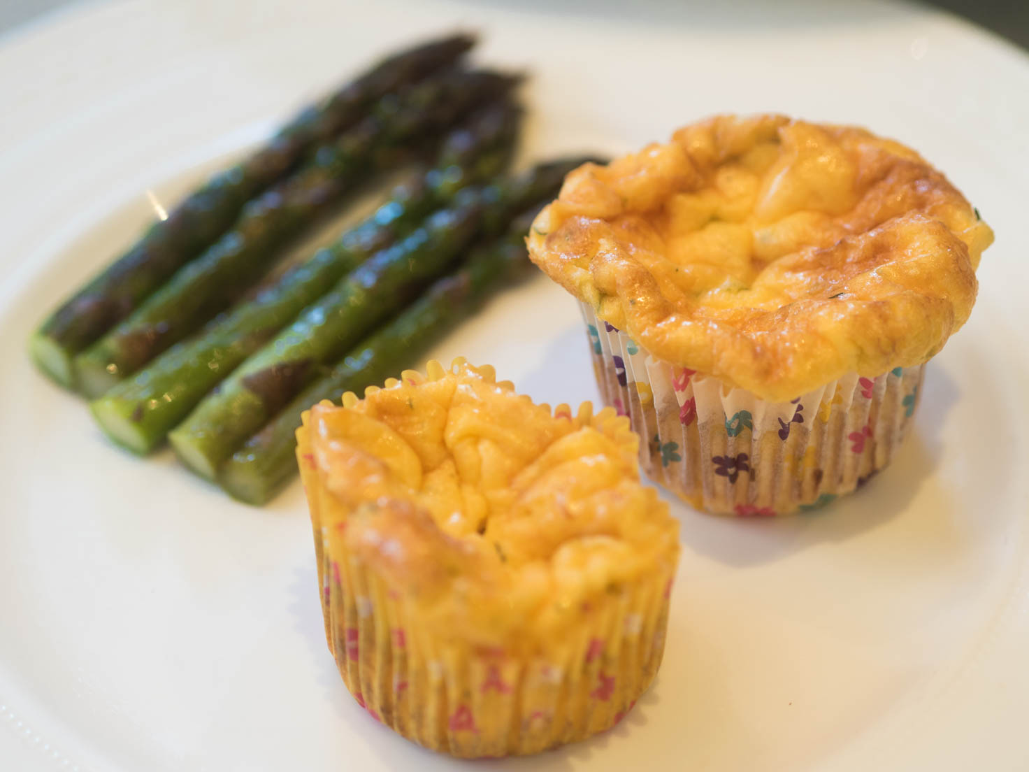 Egg and prawns flour free muffins with asparagus