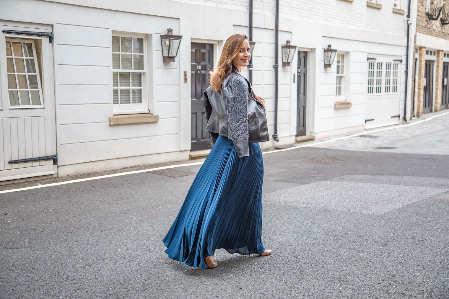 Petra from Chic Journal wearing pleated maxi skirt by Tara Jarmon