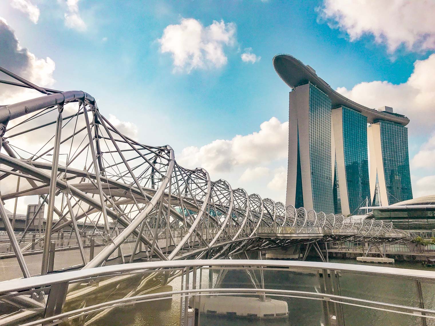 Chic travel guide to Singapore Sightseeing Helix bridge Singapore